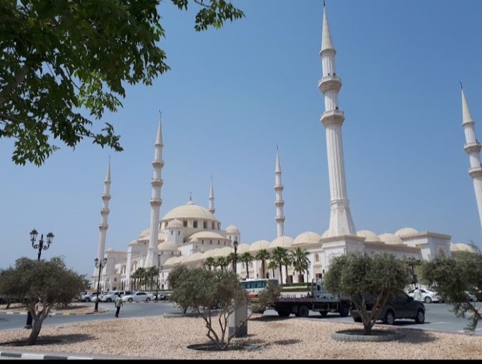 «جامع عمر بن الخطاب» تصميم معماري فريد في إمارة الفجيرة