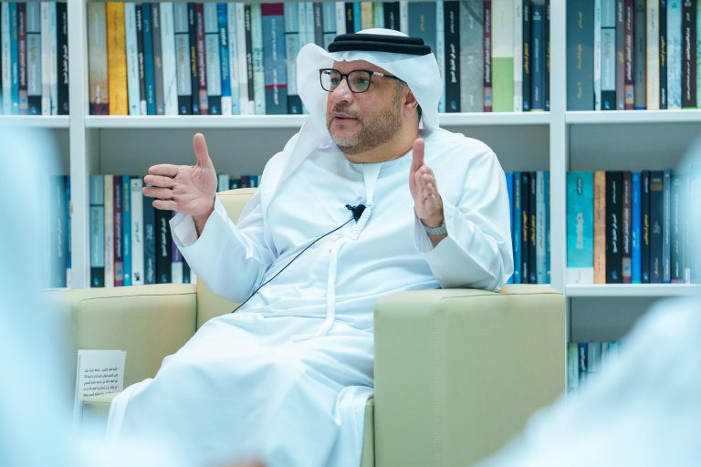 الضنحاني يستعرض تجربته الشخصية في المسرح المحلي