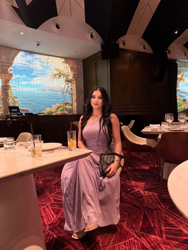 ملكة جمال دبي للموضة بأحدث إطلالة لها قبل إطلاق مشروعها الخاص