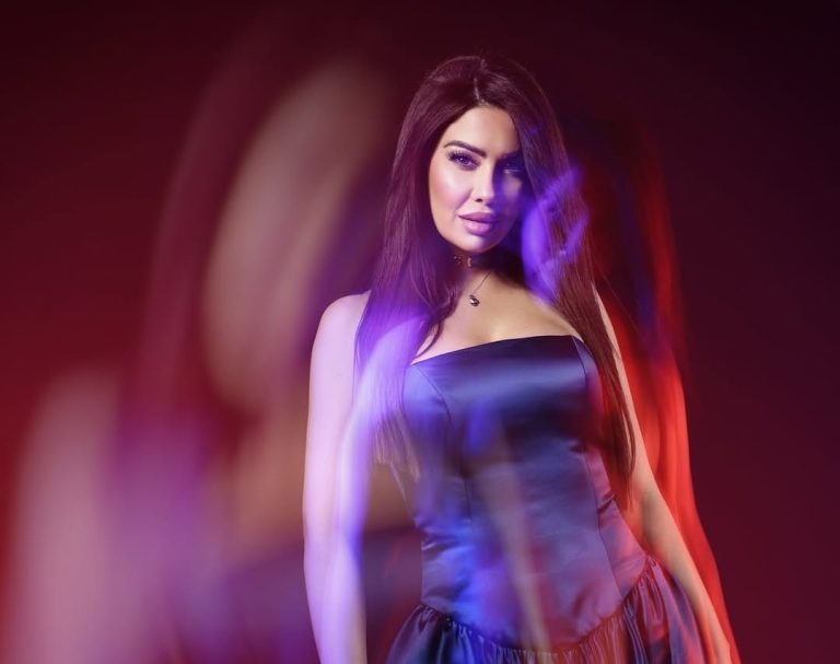 غنوة محمود: “حبيت ننزل دلعني بصيفية مرحة… والمود كان بيطلبها”