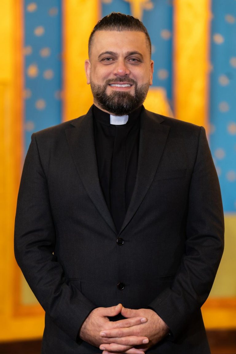 الأب صميم باليوس.. صوت إنساني يحمل رسالة سلام وتآخي من العراق إلى العالم الأب صميم باليوس.. صوت إنساني يحمل رسالة سلام وتآخي من العراق إلى العالم